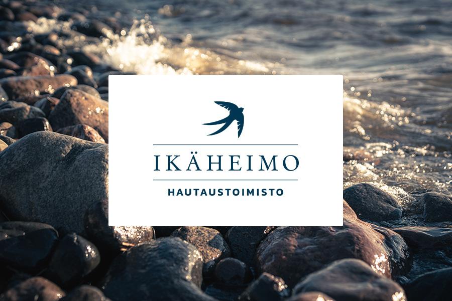 Ikäheimon logo rantakiviä vasten