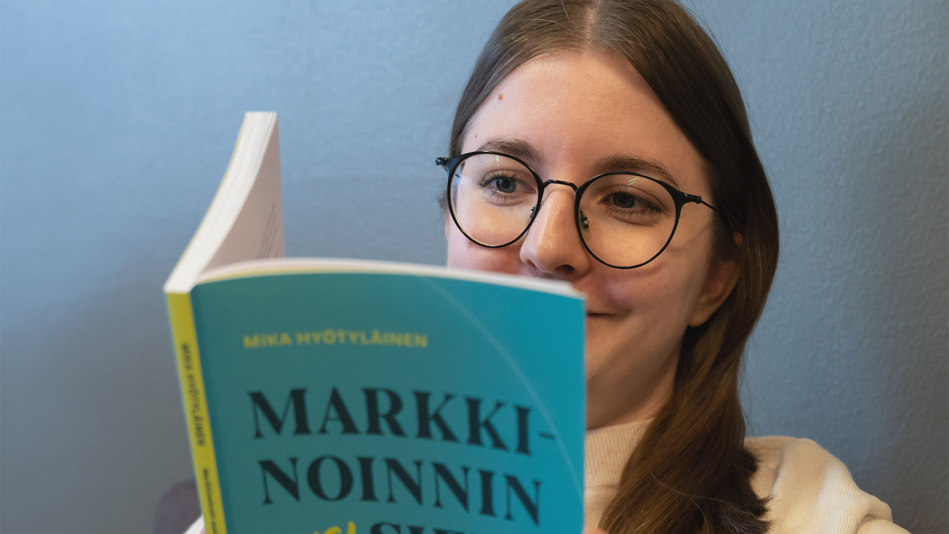 Mainostoimisto Luman markkinointisuunnittelija Titta lukee alan kirjallisuutta